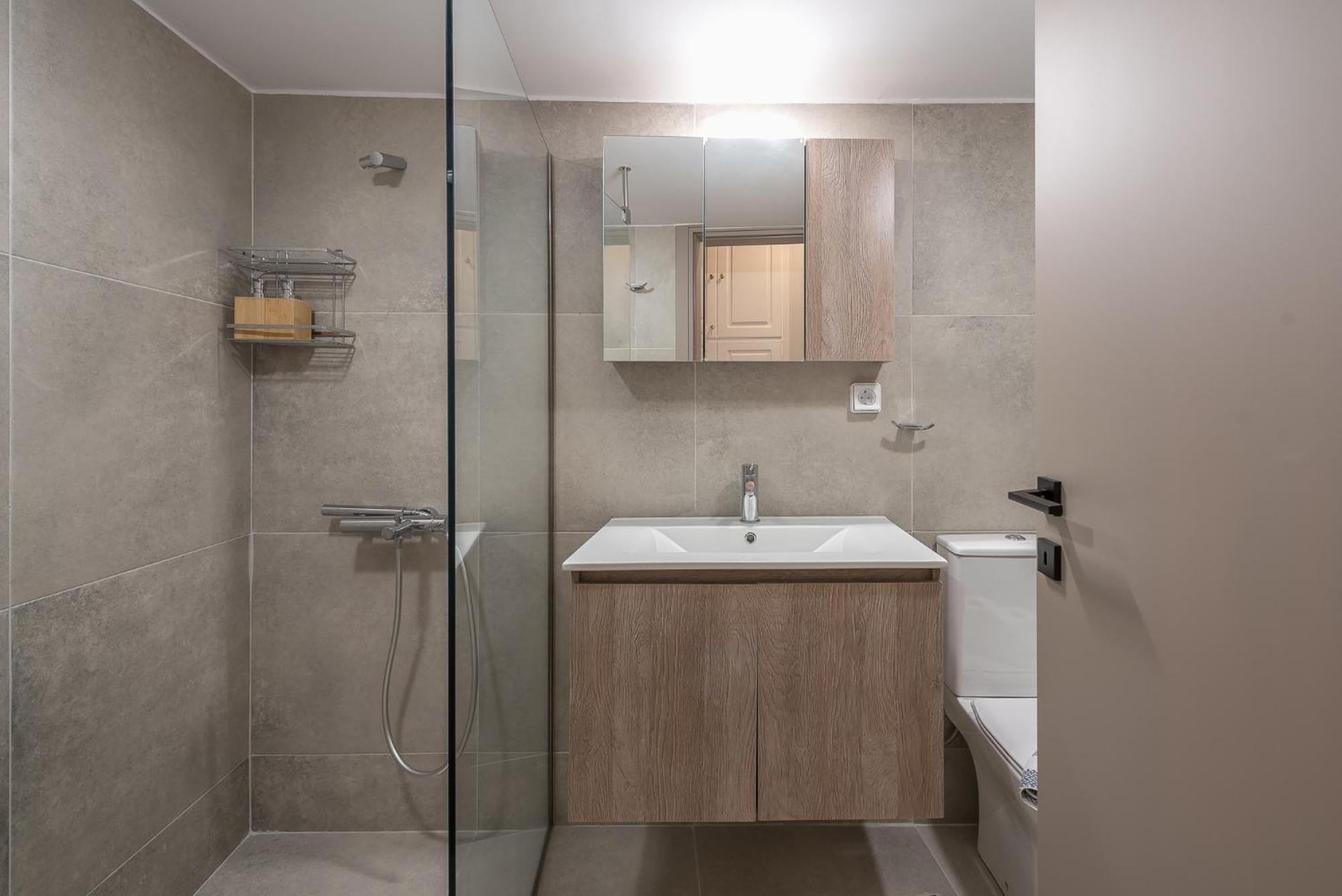 Chic 2br With Balcony
