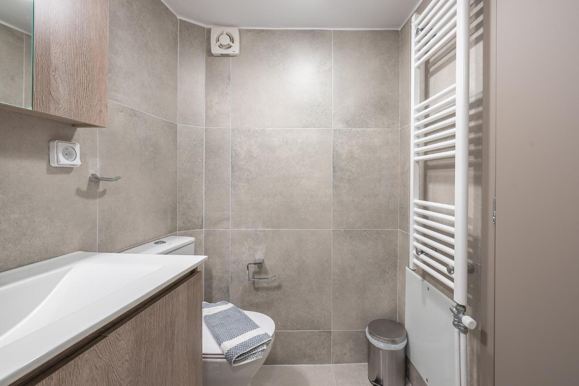 Chic 2br With Balcony Apartment