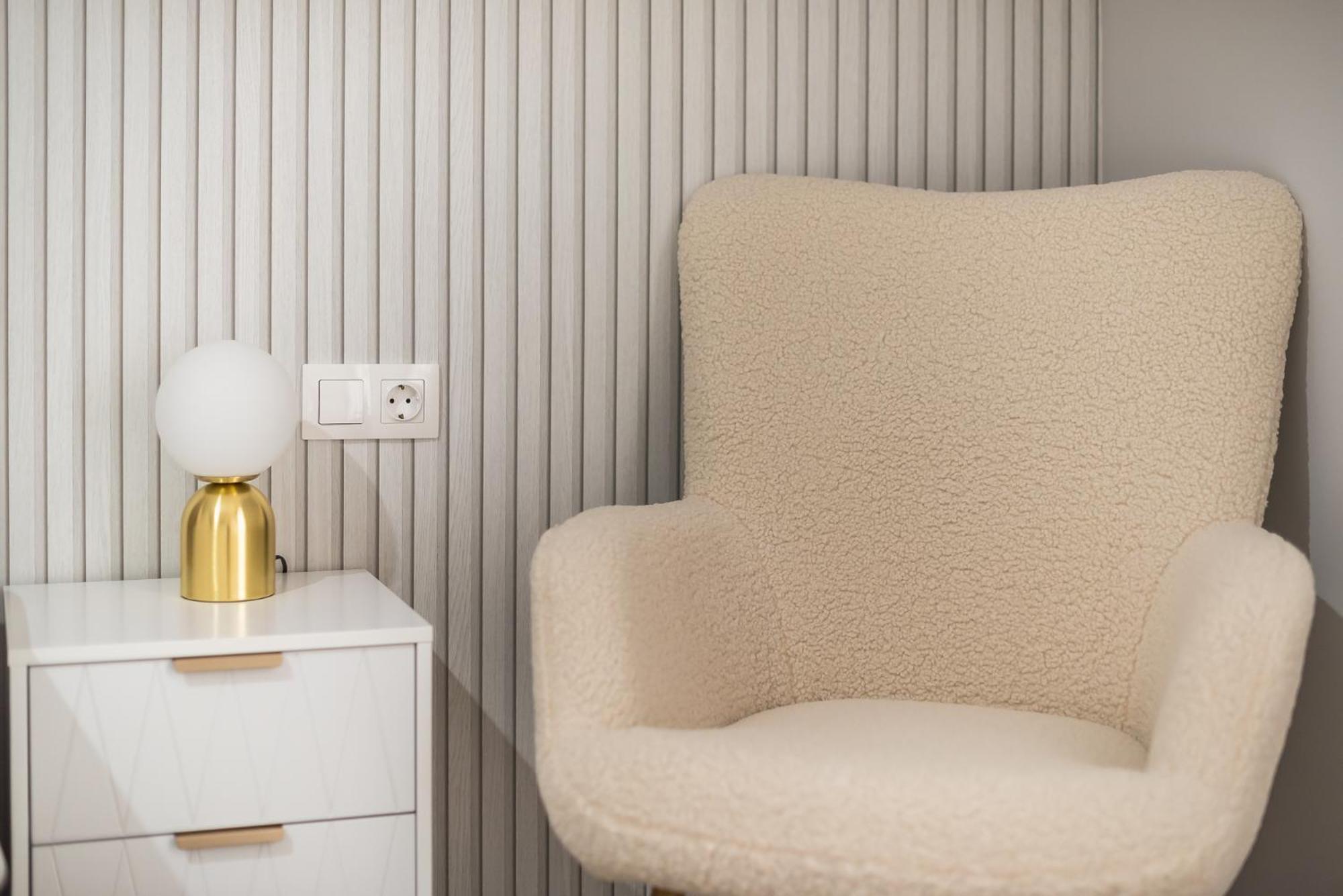 Chic 2br With Balcony Apartment *