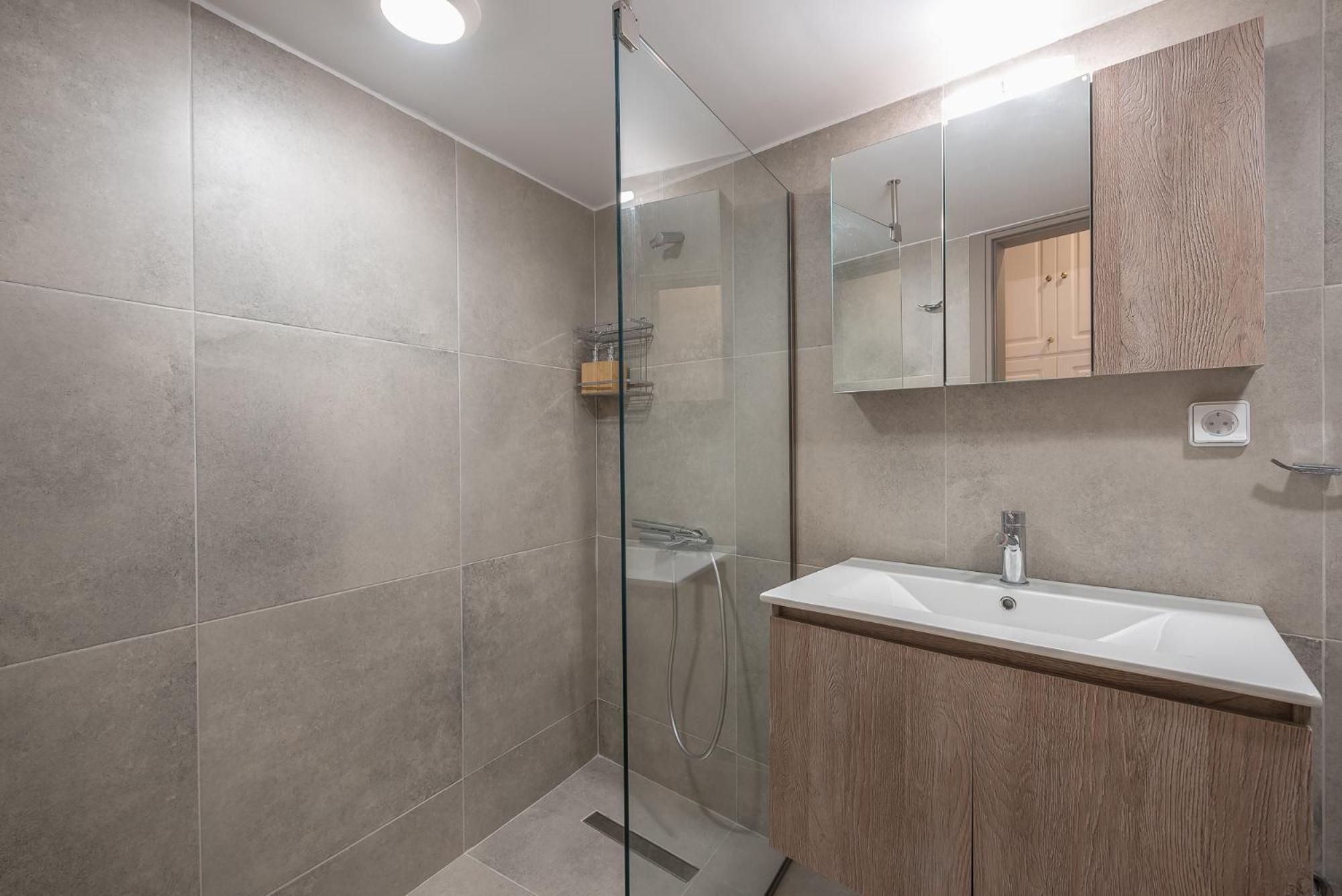 Apartment Chic 2br With Balcony *