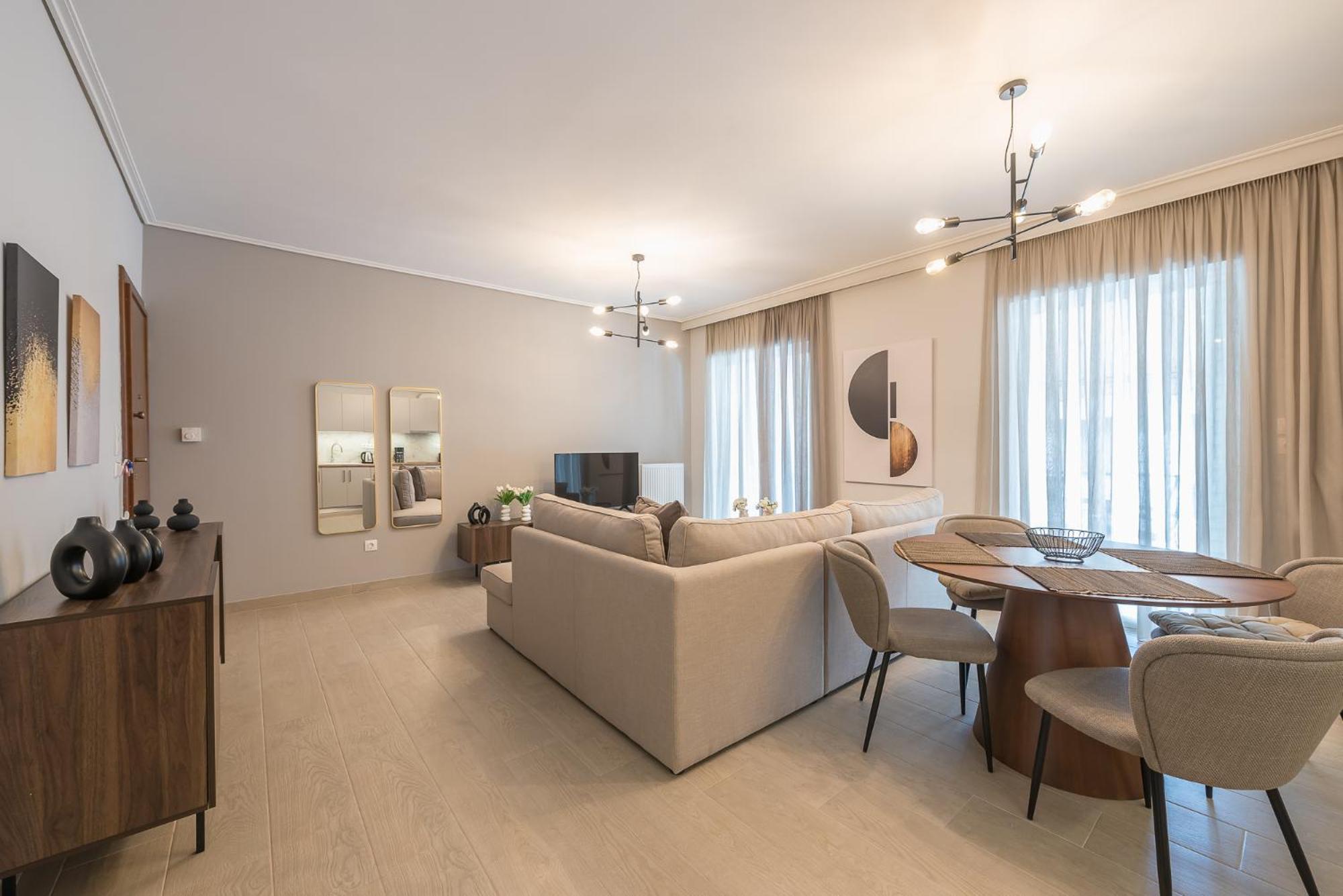 Chic 2br With Balcony Apartment